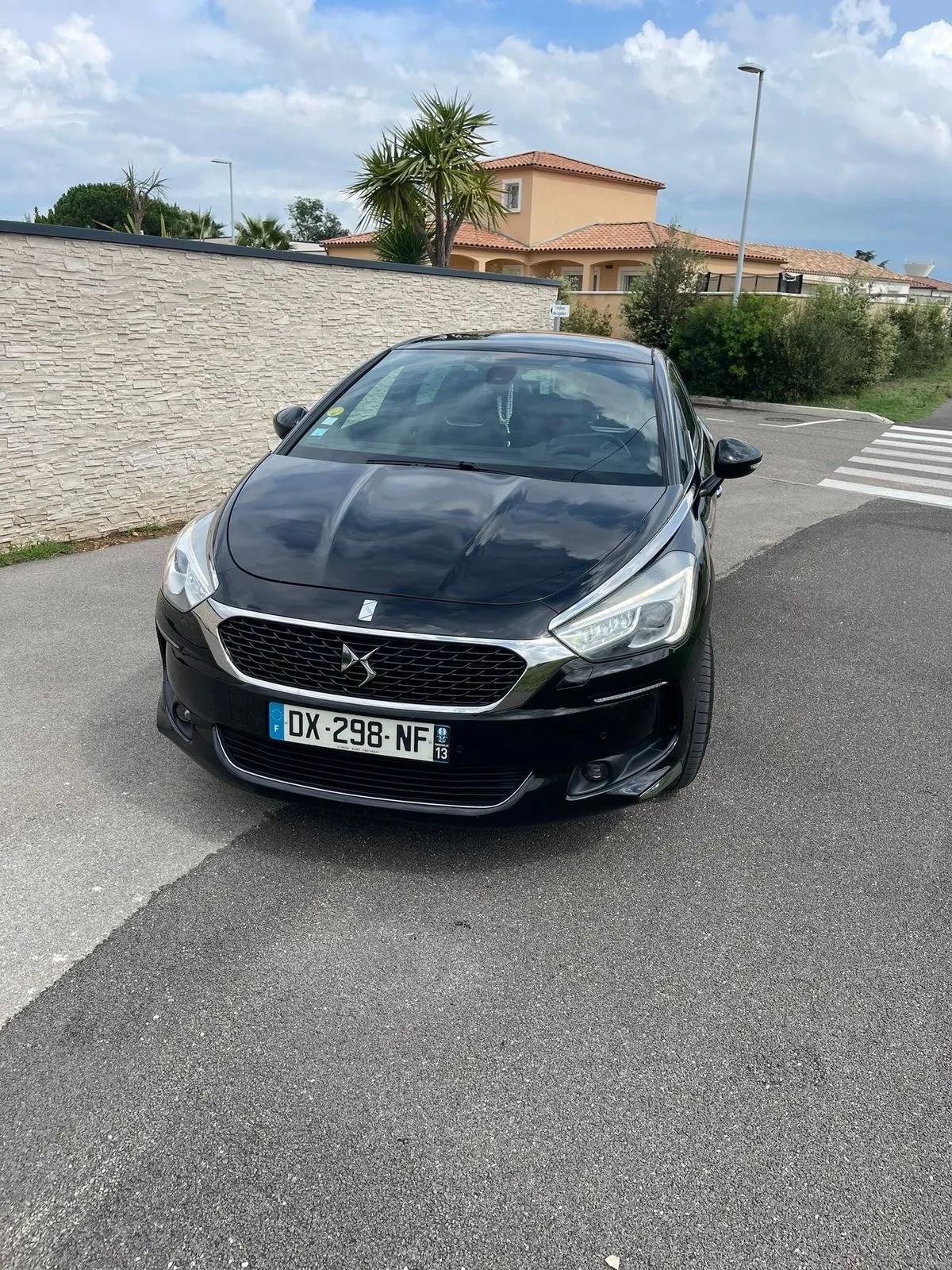 Photo d'une voiture avant transformation IA